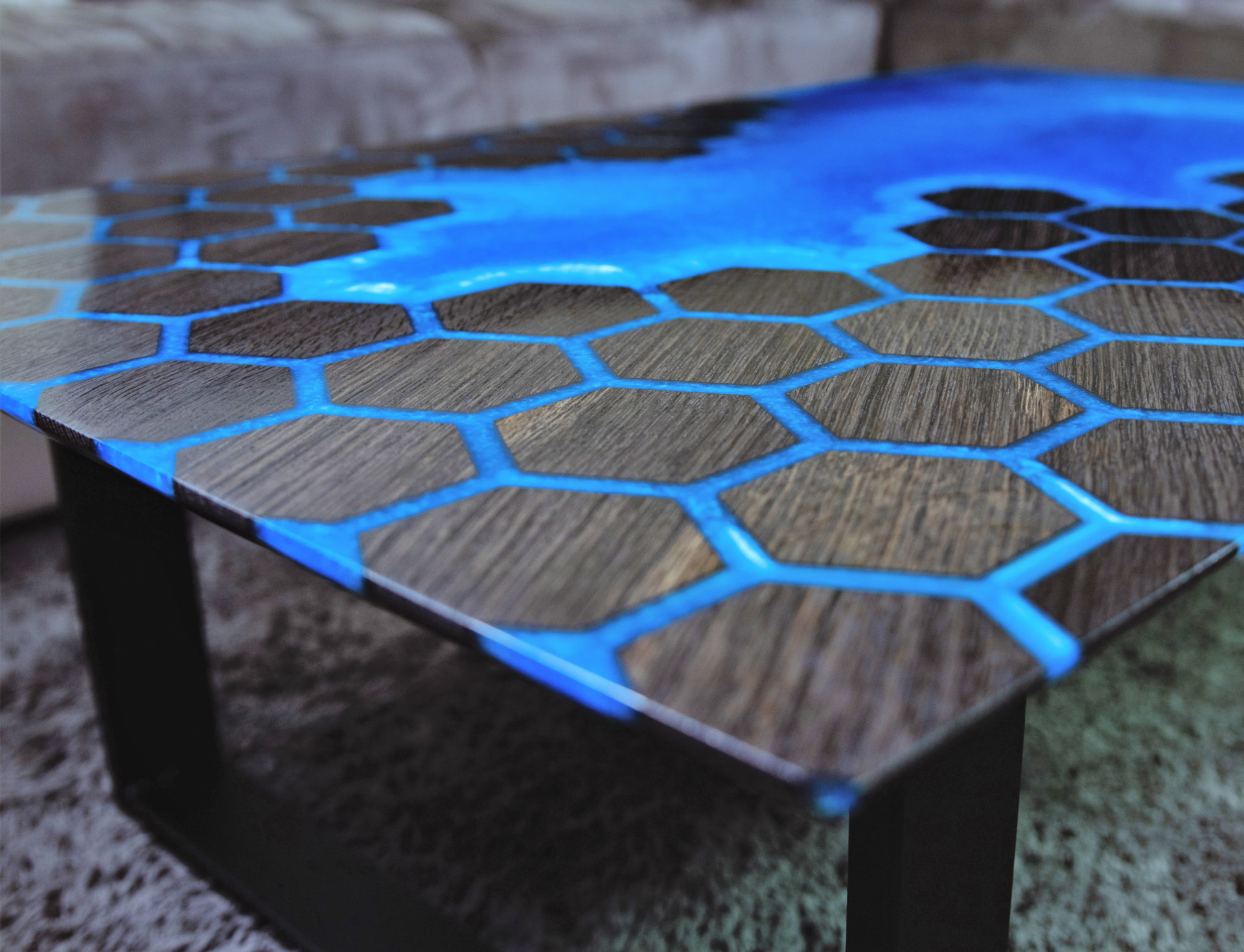 Resin Table with Metallic Pigments for a Shimmering Effect 